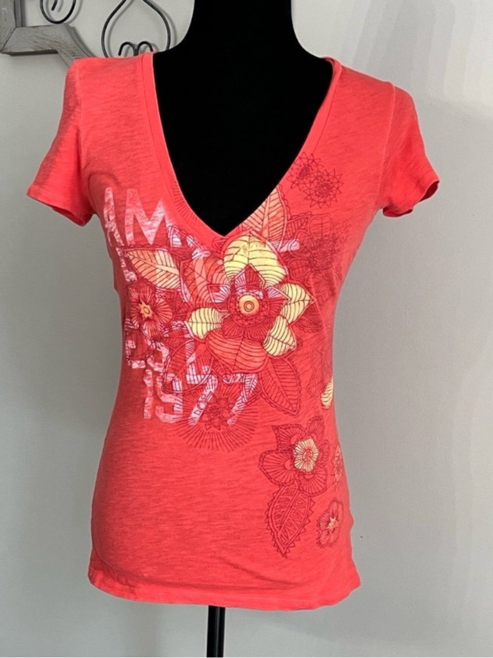 American Eagle Outfitters Coral Floral V-Neck Tee size small